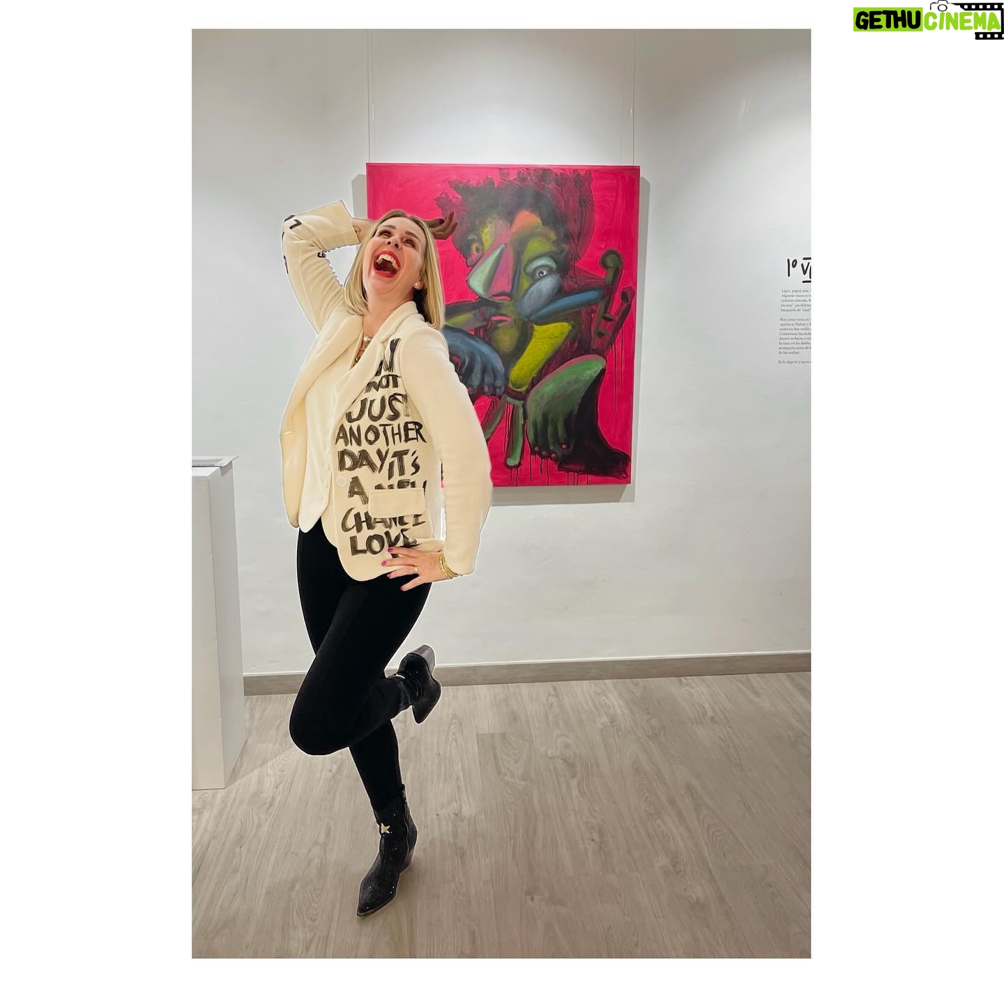 Atala Sarmiento Instagram - Aquí estamos muy sonrientes en la nueva exposición de la colección “SAHD” de nuestro querido amigo Jacob Vilató @vilatoivilato GRAN artista y MEJOR persona. Pueden visitar la expo en NoHo ubicado en Carrer de Córsega 224, Barcelona ¡IM PER DI BLE! 🥰💥 #quevivalavida #asísí #barcelonamylove #ladolcevita P.D.: Mi Jacket molona es de @littlelola.donostia 🥰