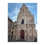 Atala Sarmiento Instagram - RAGUSA… Otra de las ciudades que mejor representa al barroco Siciliano… Este lugar me recordó la importancia de saber reconstruirse y florecer. Ragusa fue totalmente destruída por un terremoto que acabó con la mitad de la población… Y se levantó con una belleza que impacta sobre un montículo arcilloso típico de los paisajes italianos… ¡Precioso! De lo que más me gustó 😍 #quevivalavida #asísí #ladolvevita #ragusa #triángulobarrocosiciliano