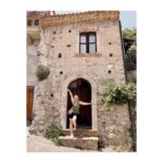 Atala Sarmiento Instagram - SÁVOCA… Un pequeño poblado medieval siciliano en la provincia de Messina que fue elegido por Francis Ford Coppola para filmar algunas escenas de “El Padrino I” en 1971. Se cree que el director con raíces sicilianas, se decidió por este encantador sitio debido a que Corleone (de donde es originario Don Vito) no le ofrecía un escenario óptimo para sus escenas; aunque una leyenda urbana cuenta que la m@f/@ siciliana ejerció presiones para evitar ponerse en el ojo público como consecuencia del rodaje… Como sea, además de las locaciones usadas en este clásico cinematográfico, Savoca tiene mucha historia y un encanto muy especial 🥰 #quevivalavida #asísí #sicilia #elpadrino #thegodfather #savoca