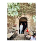 Atala Sarmiento Instagram - SÁVOCA… Un pequeño poblado medieval siciliano en la provincia de Messina que fue elegido por Francis Ford Coppola para filmar algunas escenas de “El Padrino I” en 1971. Se cree que el director con raíces sicilianas, se decidió por este encantador sitio debido a que Corleone (de donde es originario Don Vito) no le ofrecía un escenario óptimo para sus escenas; aunque una leyenda urbana cuenta que la m@f/@ siciliana ejerció presiones para evitar ponerse en el ojo público como consecuencia del rodaje… Como sea, además de las locaciones usadas en este clásico cinematográfico, Savoca tiene mucha historia y un encanto muy especial 🥰 #quevivalavida #asísí #sicilia #elpadrino #thegodfather #savoca