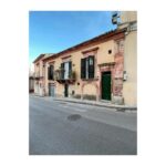 Atala Sarmiento Instagram - RAGUSA… Otra de las ciudades que mejor representa al barroco Siciliano… Este lugar me recordó la importancia de saber reconstruirse y florecer. Ragusa fue totalmente destruída por un terremoto que acabó con la mitad de la población… Y se levantó con una belleza que impacta sobre un montículo arcilloso típico de los paisajes italianos… ¡Precioso! De lo que más me gustó 😍 #quevivalavida #asísí #ladolvevita #ragusa #triángulobarrocosiciliano