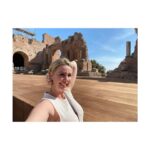 Atala Sarmiento Instagram - Taormina fascinó a Goethe, a Nietzsche, a Freud, a Richard Wagner… Es escenario de series, películas, obras literarias… Tenía muchas ganas de conocerlo…entendí por qué se fascinaron ellos y dejé que me fascinara a mí 🤩💝 No me he ido de aquí y ya quiero volver 🤭 #quevivalavida #asísí #taorminamylove #sicilianelcuore