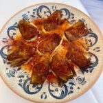 Atala Sarmiento Instagram - Cuando me preguntan por qué soy tan alegre tengo que explicar el cocktail del que estoy hecha: Un gen catalán que es mi parte seria, un gen murciano que es mi parte dulce y un gen andaluz que es todo alegría… Y si a eso le sumamos que nací y crecí en mi México precioso, pues no hay margen para fallos ¡La mezcla es infalible! 💥💖 P.D.: S E V I L L A está aún más guapa con los míos ✨ #quevivalavida #asísí #bodasevillana #lafamiliaeslomásimportante