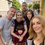 Atala Sarmiento Instagram - Cuando me preguntan por qué soy tan alegre tengo que explicar el cocktail del que estoy hecha: Un gen catalán que es mi parte seria, un gen murciano que es mi parte dulce y un gen andaluz que es todo alegría… Y si a eso le sumamos que nací y crecí en mi México precioso, pues no hay margen para fallos ¡La mezcla es infalible! 💥💖 P.D.: S E V I L L A está aún más guapa con los míos ✨ #quevivalavida #asísí #bodasevillana #lafamiliaeslomásimportante