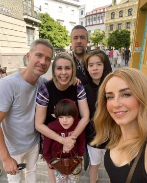 Atala Sarmiento Instagram - Cuando me preguntan por qué soy tan alegre tengo que explicar el cocktail del que estoy hecha:
Un gen catalán que es mi parte seria, un gen murciano que es mi parte dulce y un gen andaluz que es todo alegría…
Y si a eso le sumamos que nací y crecí en mi México precioso, pues no hay margen para fallos ¡La mezcla es infalible! 💥💖
P.D.: S E V I L L A está aún más guapa con los míos ✨
#quevivalavida #asísí #bodasevillana #lafamiliaeslomásimportante
