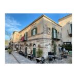 Atala Sarmiento Instagram - RAGUSA… Otra de las ciudades que mejor representa al barroco Siciliano… Este lugar me recordó la importancia de saber reconstruirse y florecer. Ragusa fue totalmente destruída por un terremoto que acabó con la mitad de la población… Y se levantó con una belleza que impacta sobre un montículo arcilloso típico de los paisajes italianos… ¡Precioso! De lo que más me gustó 😍 #quevivalavida #asísí #ladolvevita #ragusa #triángulobarrocosiciliano