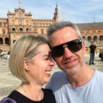 Atala Sarmiento Instagram - Cuando me preguntan por qué soy tan alegre tengo que explicar el cocktail del que estoy hecha: Un gen catalán que es mi parte seria, un gen murciano que es mi parte dulce y un gen andaluz que es todo alegría… Y si a eso le sumamos que nací y crecí en mi México precioso, pues no hay margen para fallos ¡La mezcla es infalible! 💥💖 P.D.: S E V I L L A está aún más guapa con los míos ✨ #quevivalavida #asísí #bodasevillana #lafamiliaeslomásimportante