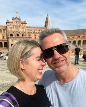 Atala Sarmiento Instagram - Cuando me preguntan por qué soy tan alegre tengo que explicar el cocktail del que estoy hecha:
Un gen catalán que es mi parte seria, un gen murciano que es mi parte dulce y un gen andaluz que es todo alegría…
Y si a eso le sumamos que nací y crecí en mi México precioso, pues no hay margen para fallos ¡La mezcla es infalible! 💥💖
P.D.: S E V I L L A está aún más guapa con los míos ✨
#quevivalavida #asísí #bodasevillana #lafamiliaeslomásimportante