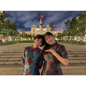 Atsuko Maeda Instagram - .
ベトナム・ホーチミンにて2日間行われた
日越外交関係樹立50周年記念事業
～JAPAN TREND FESTIVAL2023〜
に参加させていただきました。

ベトナムで初のファンミーティングという素敵なイベントも開催していただき、時間と人数に限りがあったのですが沢山の方が来てくださったそうで本当にびっくりしました！10年以上好きでいてくれた方達ばかりでやっと会えたねって初めて直接お話しできて、もう感無量😭本当にみんな可愛かった。。
あと最後に必ず、一番に貴方の幸せをっていますという美しい言葉をかけてくれる心の美しい皆さんにとても感動しました。
また必ず会いましょうね！
写真は皆さんから許可をもらったので☺︎

イベント一日目のベトナムの民族服アオザイは@kito_hochiminh さんでオーダーメイドで作っていただきました👏
可愛い沢山の生地から選んで、
形も全て自分の好みに作ってくれます！
個人的なお土産もここで買いました☺︎
ベトナムに行く際は是非行ってみてね！
こんな素敵な機会をいただき本当にありがとうございました。
来年以降もベトナムでジャパントレンドフェスディバル開催されますように☺️もう一つの衣装はまた載せます！