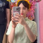 Atsuko Maeda Instagram - . 中国の泉州を訪れ、「簪花」という伝統的な風習に触れました💐💐 地元の人々は皆、「今生の簪花は、来世の美しさを約束する」と語っていました☺️素敵💓💓 #中国 #泉州 #前田敦子中国日記