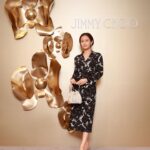 Atsuko Maeda Instagram - . #JIMMYCHOO 銀座店 とても広い店内は美術館のようでした。 コンセプトごとに綺麗に展示されていて 優雅な時間を👠♡ 着用はフラワーコレクションのホワイト ドレスやパンツルックにも合わせたい このヒールの高さが好きだな❤️🌹 #PR #JIMMYCHOO #ジミーチュウ #JIMMYCHOOGINZA