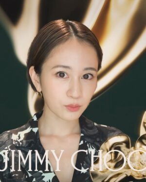 Atsuko Maeda Instagram - .
#JIMMYCHOO 銀座店

とても広い店内は美術館のようでした。
コンセプトごとに綺麗に展示されていて
優雅な時間を👠♡

着用はフラワーコレクションのホワイト
ドレスやパンツルックにも合わせたい
このヒールの高さが好きだな❤️🌹

#PR
#JIMMYCHOO
#ジミーチュウ
#JIMMYCHOOGINZA