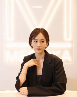 Atsuko Maeda Instagram - .
#MESSIKA.そごう横浜店

ムーヴコレクション
マイツインコレクション

メシカジュエリーは自分の一部のようにフィットしてくれて身につけるとより愛おしいく、日常に楽しさをプラスしてくれる🩰❤️
実際に目にして感じこれだって一つとの出会いを体験してみて欲しいな🎄

@messika
#MESSIKA#Disruptingdiamonds
#MessikaCosmicXmas