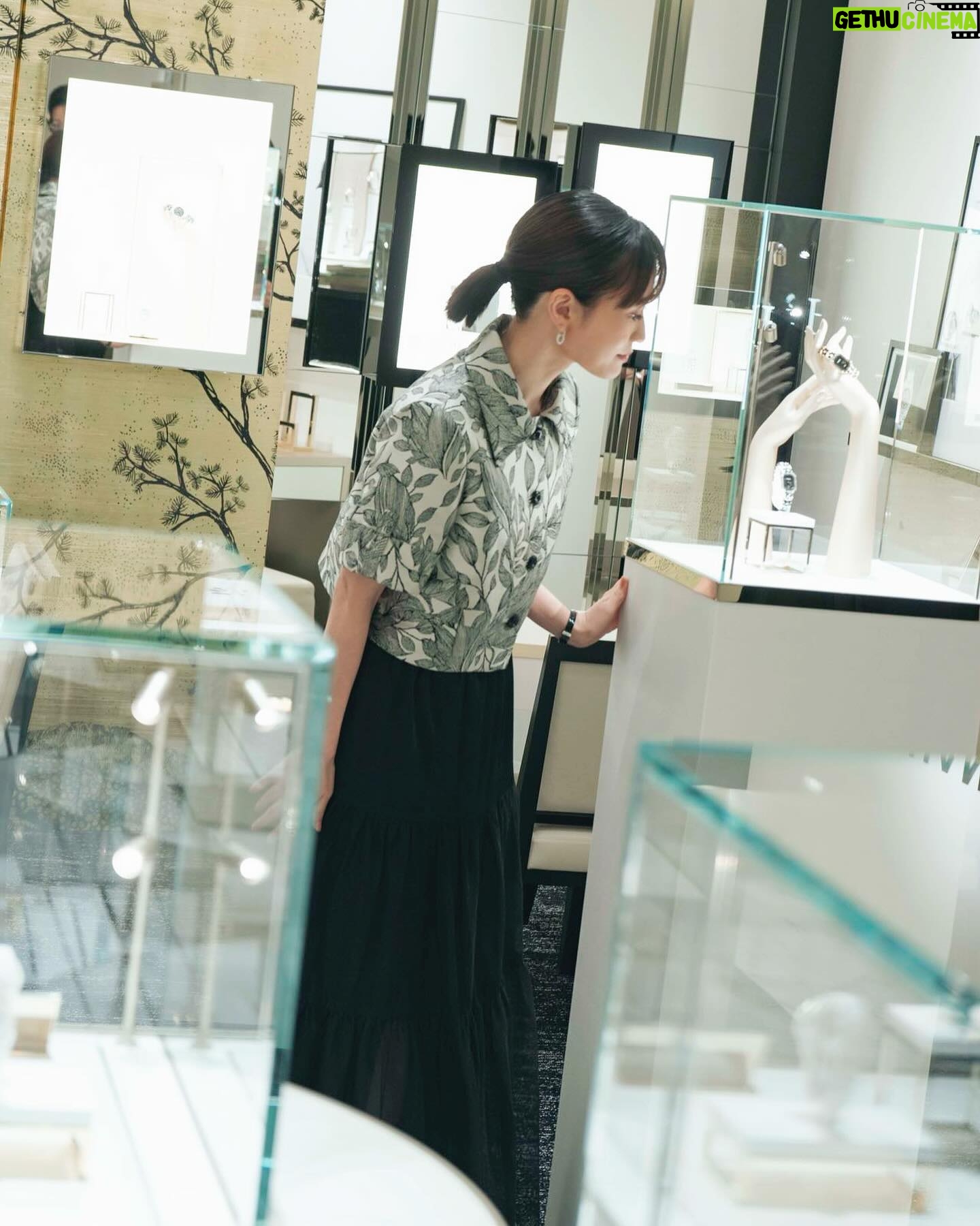 Atsuko Maeda Instagram - . TimeVallée Azabudai Hills. スイスのラグジュアリーウォッチ&ジュエリーブランドが揃うTimeVallée が4月26日日本初のブティックを麻布台ヒルズにオープンしご招待いただきました✨ エクリュとシャンパンゴールドの内装が素敵。 11ものラグジュアリーメゾンのウォッチやジュエリーが揃っていて、もう心躍る素晴らしい体験でした💎 人生の大切な相棒探しいかがですか?✨ #timevallee #タイムヴァレー #timevallee_azabudai #chopard #panerai #piaget #piagetwatch #ピアジェ #vacheronconstatin #ヴァシュロンコンスタンタン #PR