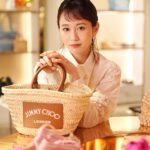 Atsuko Maeda Instagram – #JimmyChoo 

新作レセプションに呼んでいただきました。
カラフルなサンダルやバッグは夏を楽しませてくれるアイテムとして必需品。
4/29よりJIMMY CHOOのショップでSpecial ticketが配布され、QRコードからスタンプラリーに参加すると🌴
抽選で、秋の新作ローンチイベントに参加できたりギフトがもらえる特典も。

夏産まれなのもあるのか夏が一番楽しみ。
サンダル履いて行きたい場所やりたい事山程

#JimmyChoo 
#ジミーチュウ
