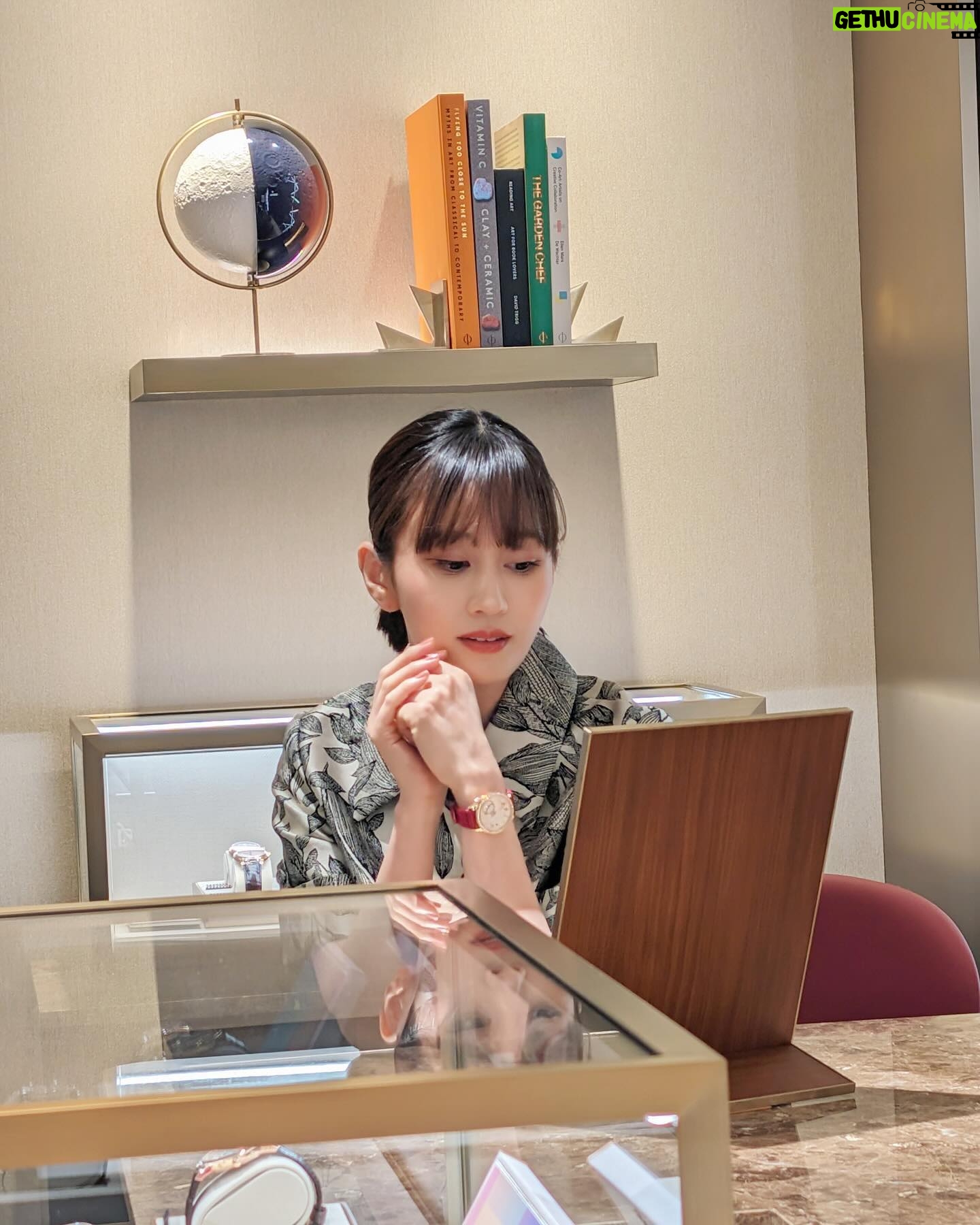 Atsuko Maeda Instagram - . TimeVallée Azabudai Hills. スイスのラグジュアリーウォッチ&ジュエリーブランドが揃うTimeVallée が4月26日日本初のブティックを麻布台ヒルズにオープンしご招待いただきました✨ エクリュとシャンパンゴールドの内装が素敵。 11ものラグジュアリーメゾンのウォッチやジュエリーが揃っていて、もう心躍る素晴らしい体験でした💎 人生の大切な相棒探しいかがですか?✨ #timevallee #タイムヴァレー #timevallee_azabudai #chopard #panerai #piaget #piagetwatch #ピアジェ #vacheronconstatin #ヴァシュロンコンスタンタン #PR