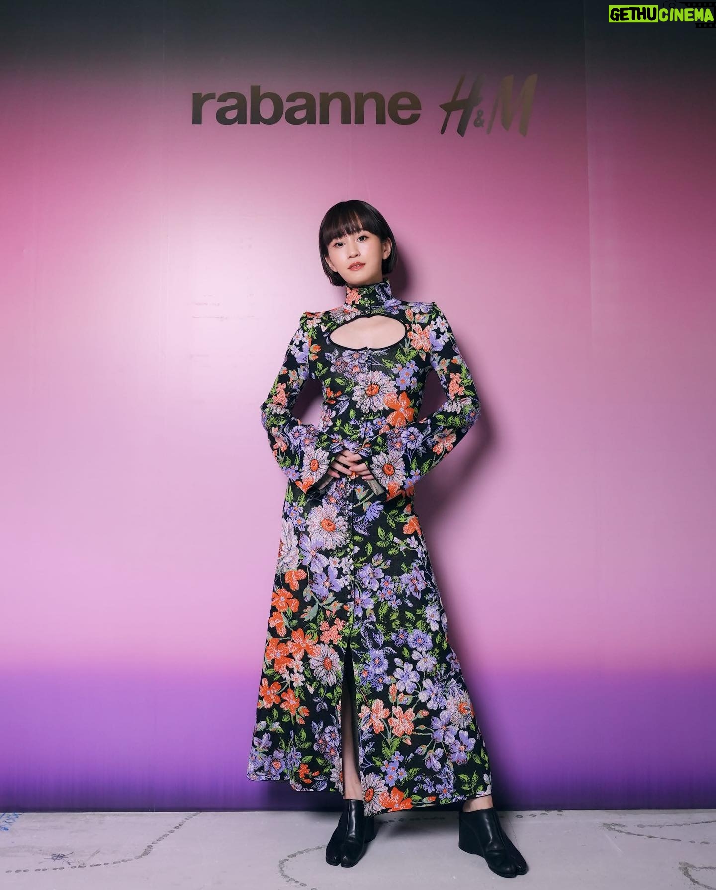 Atsuko Maeda - 3 Likes - .
Rabanne×H&M. 銀座並木道り店.
華やかな場所にいきたくなる
遊び心がキュートなコラボレーション🌹🧡
#RabanneHM#エイチアンドエム #PR