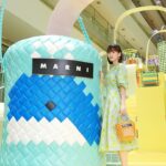 Atsuko Maeda Instagram - .#MarniMarket 表参道ヒルズ. なんて可愛い空間🩷 本当に隅々まで可愛いの！ 沢山のバックやインテリアも見れて、 床までMarniMarketの世界で埋め尽くされていて感動しました🥹 ねこちゃんとたたみで作られたバッグが私のど真ん中です🐈‍⬛❤️ インテリアのひよこちゃん達最高🐤！！！！ #MARNI #マルニ #MarniMarket