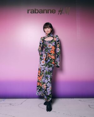 Atsuko Maeda Instagram - .
Rabanne×H&M. 銀座並木道り店.
華やかな場所にいきたくなる
遊び心がキュートなコラボレーション🌹🧡

#RabanneHM＃エイチアンドエム #PR