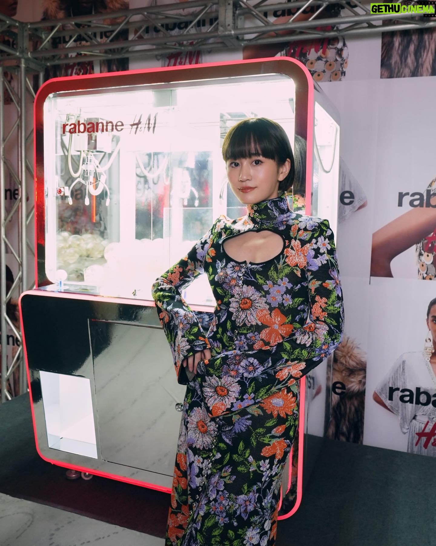 Atsuko Maeda - 3 Likes - .
Rabanne×H&M. 銀座並木道り店.
華やかな場所にいきたくなる
遊び心がキュートなコラボレーション🌹🧡
#RabanneHM#エイチアンドエム #PR