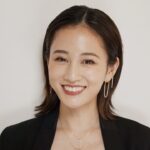 Atsuko Maeda Instagram - . AHKAHのGINZA SIXの店舗がケイティ・ヒリヤーさんがデザインを手がけるAHKAH signatureをメインラインとしたフラッグシップショップとしてリニューアルオープン。 店舗ムービー&イメージムービーに出演させていただいてます🤍 AHKAH signature実際に見て試して自分のお気に入りを探してね！ 夏は特にTシャツ、ドレスにさらっとダイヤのジュエリーを合わせて楽しみたくなります☀︎ AHKAHは10代の頃イニシャルのネックレスを愛用して✨ 30代になって繊細なデザインにダイヤがもうたまらないです。 個人的に今3つ愛用しております☺︎ 20代から節目節目の自分へのプレゼントが、 ジュエリーを購入するタイミングにしています。 なので、全てに思い出も刻まれてより大切な物になっています。 #AHKAH #アーカー #AHKAHAD