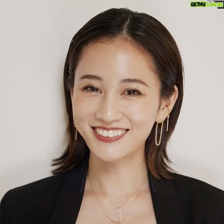 Atsuko Maeda Instagram - . AHKAHのGINZA SIXの店舗がケイティ・ヒリヤーさんがデザインを手がけるAHKAH signatureをメインラインとしたフラッグシップショップとしてリニューアルオープン。 店舗ムービー&イメージムービーに出演させていただいてます🤍 AHKAH signature実際に見て試して自分のお気に入りを探してね! 夏は特にTシャツ、ドレスにさらっとダイヤのジュエリーを合わせて楽しみたくなります☀︎ AHKAHは10代の頃イニシャルのネックレスを愛用して✨ 30代になって繊細なデザインにダイヤがもうたまらないです。 個人的に今3つ愛用しております☺︎ 20代から節目節目の自分へのプレゼントが、 ジュエリーを購入するタイミングにしています。 なので、全てに思い出も刻まれてより大切な物になっています。 #AHKAH #アーカー #AHKAHAD