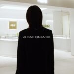 Atsuko Maeda Instagram – .
AHKAHのGINZA SIXの店舗がケイティ・ヒリヤーさんがデザインを手がけるAHKAH signatureをメインラインとしたフラッグシップショップとしてリニューアルオープン。
店舗ムービー&イメージムービーに出演させていただいてます🤍
AHKAH signature実際に見て試して自分のお気に入りを探してね！

夏は特にTシャツ、ドレスにさらっとダイヤのジュエリーを合わせて楽しみたくなります☀︎
AHKAHは10代の頃イニシャルのネックレスを愛用して✨
30代になって繊細なデザインにダイヤがもうたまらないです。
個人的に今3つ愛用しております☺︎

20代から節目節目の自分へのプレゼントが、
ジュエリーを購入するタイミングにしています。
なので、全てに思い出も刻まれてより大切な物になっています。

#AHKAH #アーカー #AHKAHAD