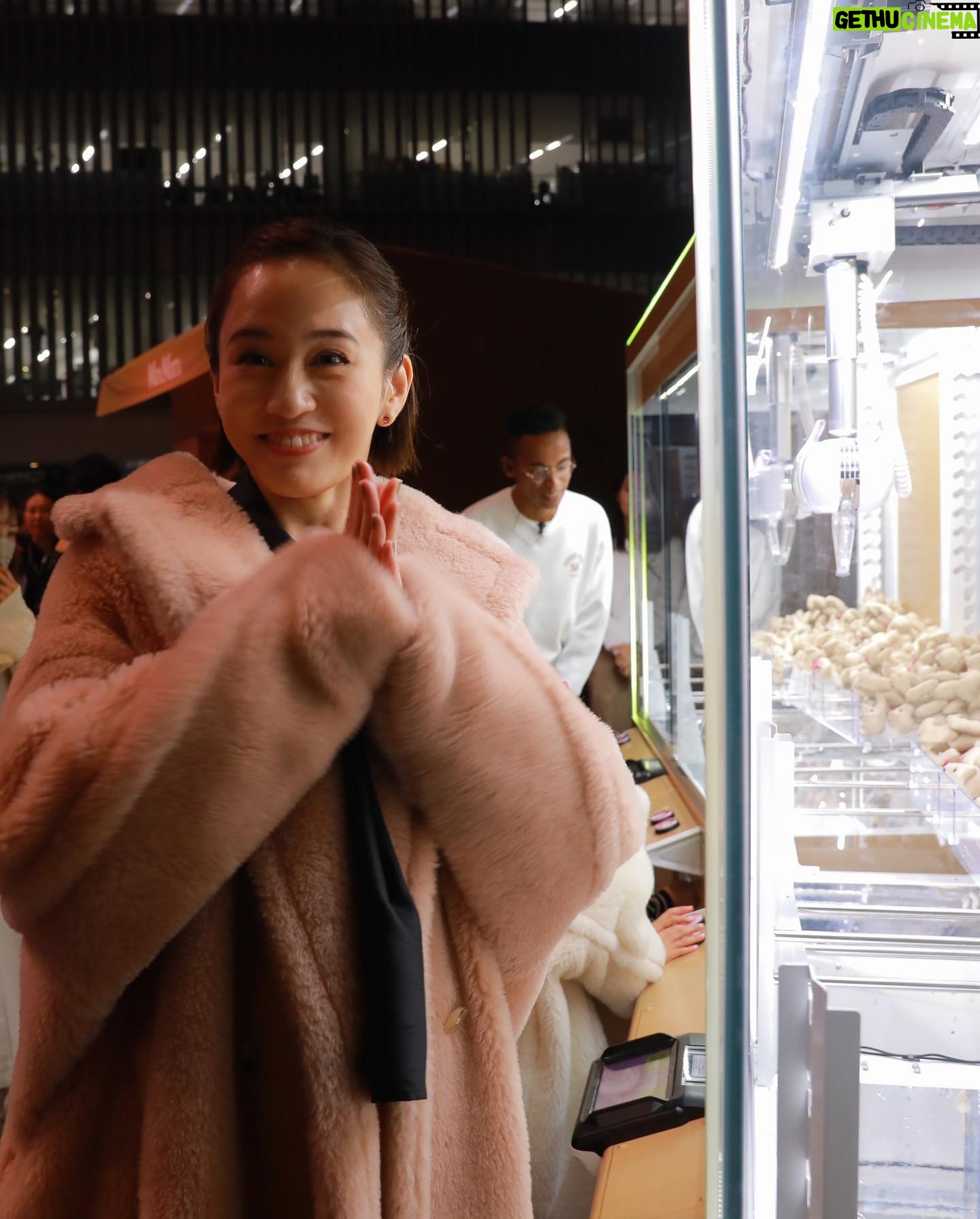 Atsuko Maeda - 23K Likes - .#MaxMaraTeddyTENPark.
テディベアコート🧸
六本木ヒルズが今テディベアで溢れていて
可愛い可愛い天使ちゃん2人とクレーンゲームでテディベアゲット楽しいブースが沢山🧸❤️
キッズ用コートも新作であるそうで親子コーデできるなんて💗
色もデザインも沢山あるので一番好きな一着さがしてね!
#MaxMaraTeddyTen #MaxMara #pr