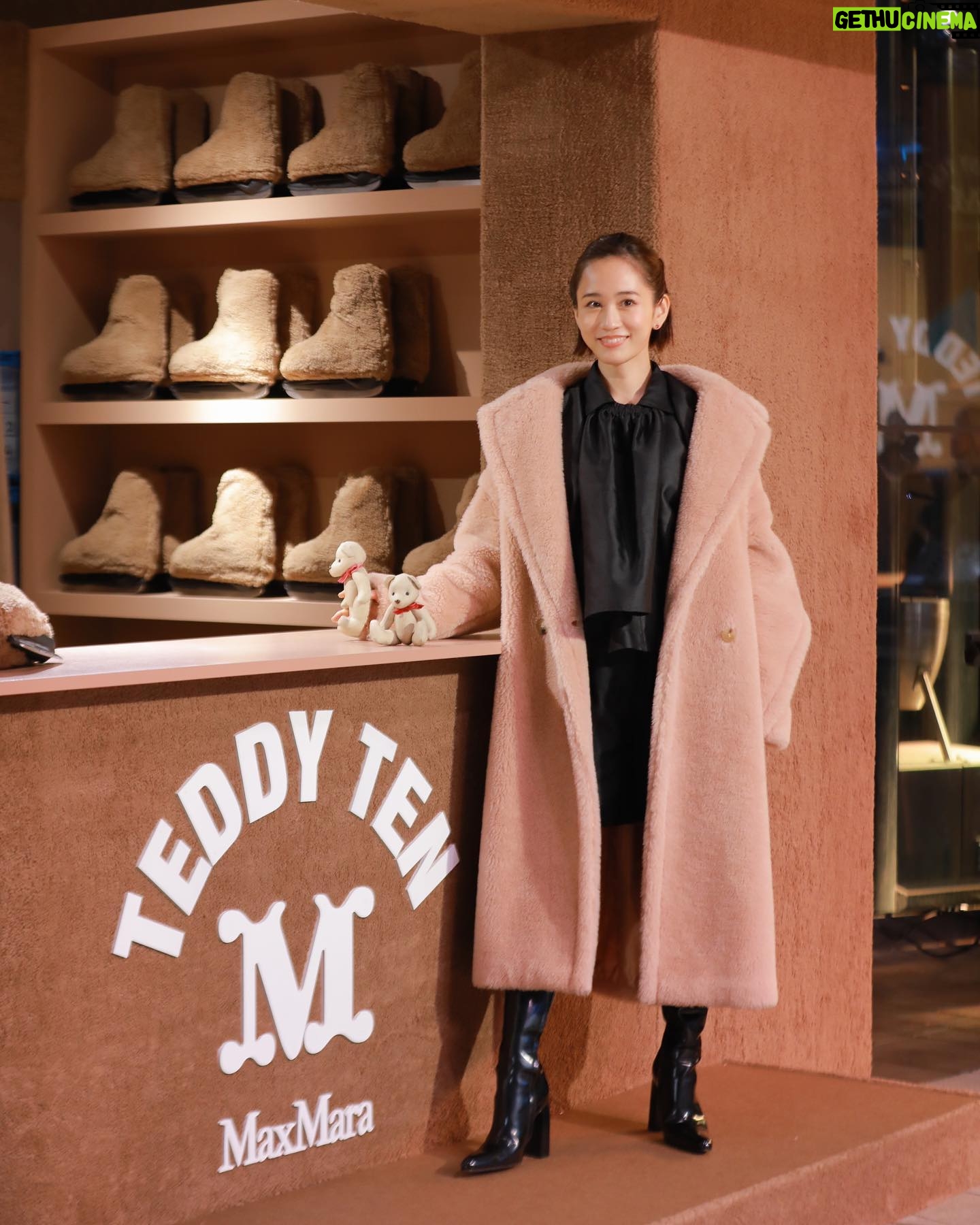 Atsuko Maeda - 23K Likes - .#MaxMaraTeddyTENPark.
テディベアコート🧸
六本木ヒルズが今テディベアで溢れていて
可愛い可愛い天使ちゃん2人とクレーンゲームでテディベアゲット楽しいブースが沢山🧸❤️
キッズ用コートも新作であるそうで親子コーデできるなんて💗
色もデザインも沢山あるので一番好きな一着さがしてね!
#MaxMaraTeddyTen #MaxMara #pr