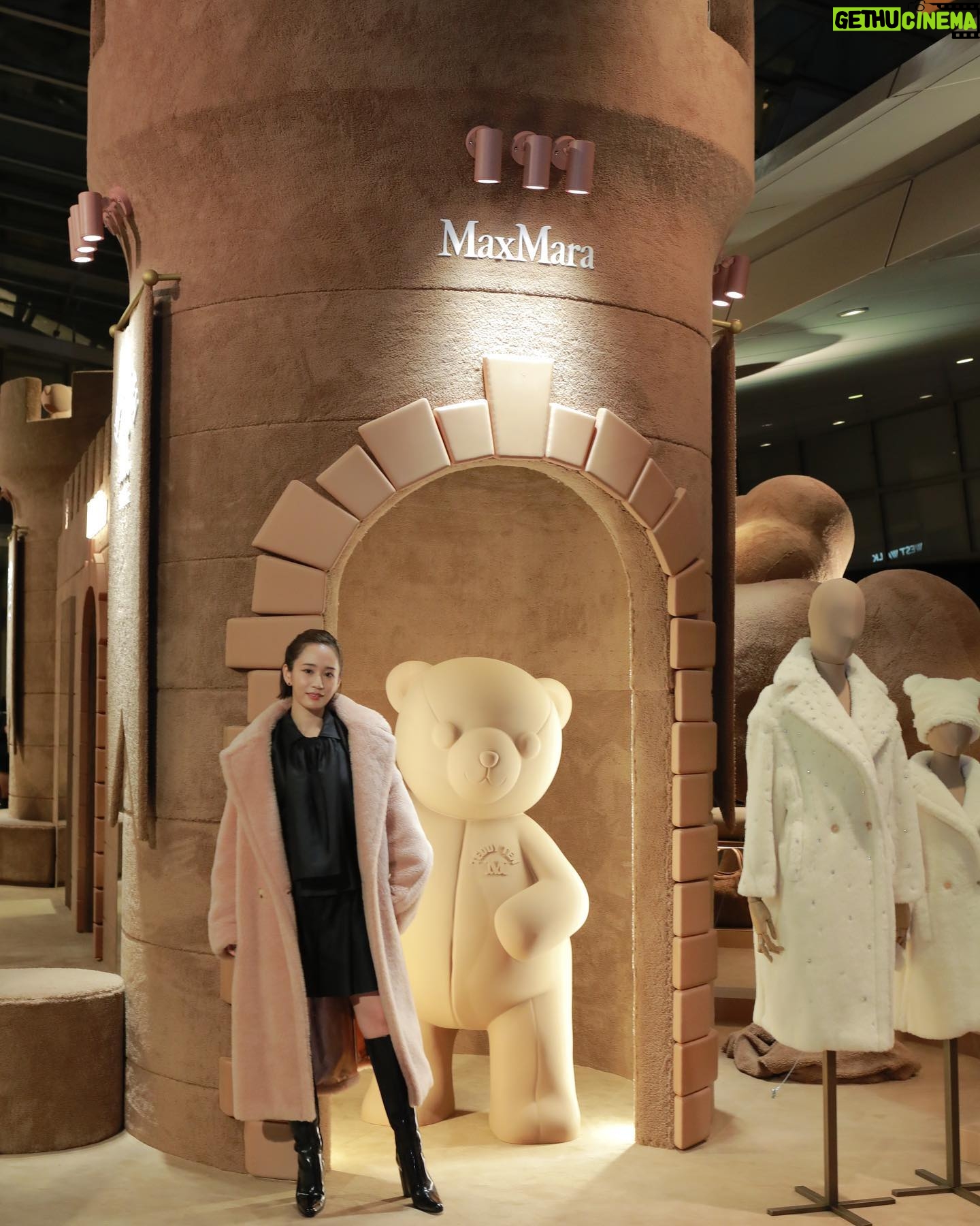 Atsuko Maeda - 23K Likes - .#MaxMaraTeddyTENPark.
テディベアコート🧸
六本木ヒルズが今テディベアで溢れていて
可愛い可愛い天使ちゃん2人とクレーンゲームでテディベアゲット楽しいブースが沢山🧸❤️
キッズ用コートも新作であるそうで親子コーデできるなんて💗
色もデザインも沢山あるので一番好きな一着さがしてね!
#MaxMaraTeddyTen #MaxMara #pr