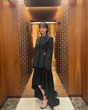 Atsuko Maeda Instagram - 東京国際映画祭2023

@adeam
@repossi
@jimmychoo

スタイリスト @yusukearimoto 
ヘアメイク @takahashi.riho 

ＷＯＷＯＷ「連続ドラマＷ　ＯＺＵ ～小津安二郎が描いた物語～」11/12放送・配信スタート 毎週日曜午後10:00

第3話「非常線の女」に出演します⭐️
原作：『非常線の女』（原作：ゼームス槇、脚色：池田忠雄、監督：小津安二郎）
脚本：高田亮
監督：松本優作
出演：前田敦子　高良健吾　片山友希　前田旺志郎　渡辺いっけい ／田中俊介　中井友望　白鳥晴都　二ノ宮隆太郎　山本一賢　近藤芳正　吹越満