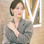 Atsuko Maeda Instagram - . 阪急うめだ本店に新しくできたMESSIKAのブティックにて💎 MESSIKAのアイコニックな『MOVE』コレクション チェーンタイプのチョーカーやブレスレッドを重ね付けしてスタイリングしてみたよ。ファッションに合わせて色々な付け方で楽しめるし本当に自分をあげてくれます🩷 またハイジュエリーコレクションからインスパイアされた『Divine Enigma』ダイヤモンドのラインが特徴的でラグジュアリーで本当に素敵！🩵 #messika #disruptivediamonds