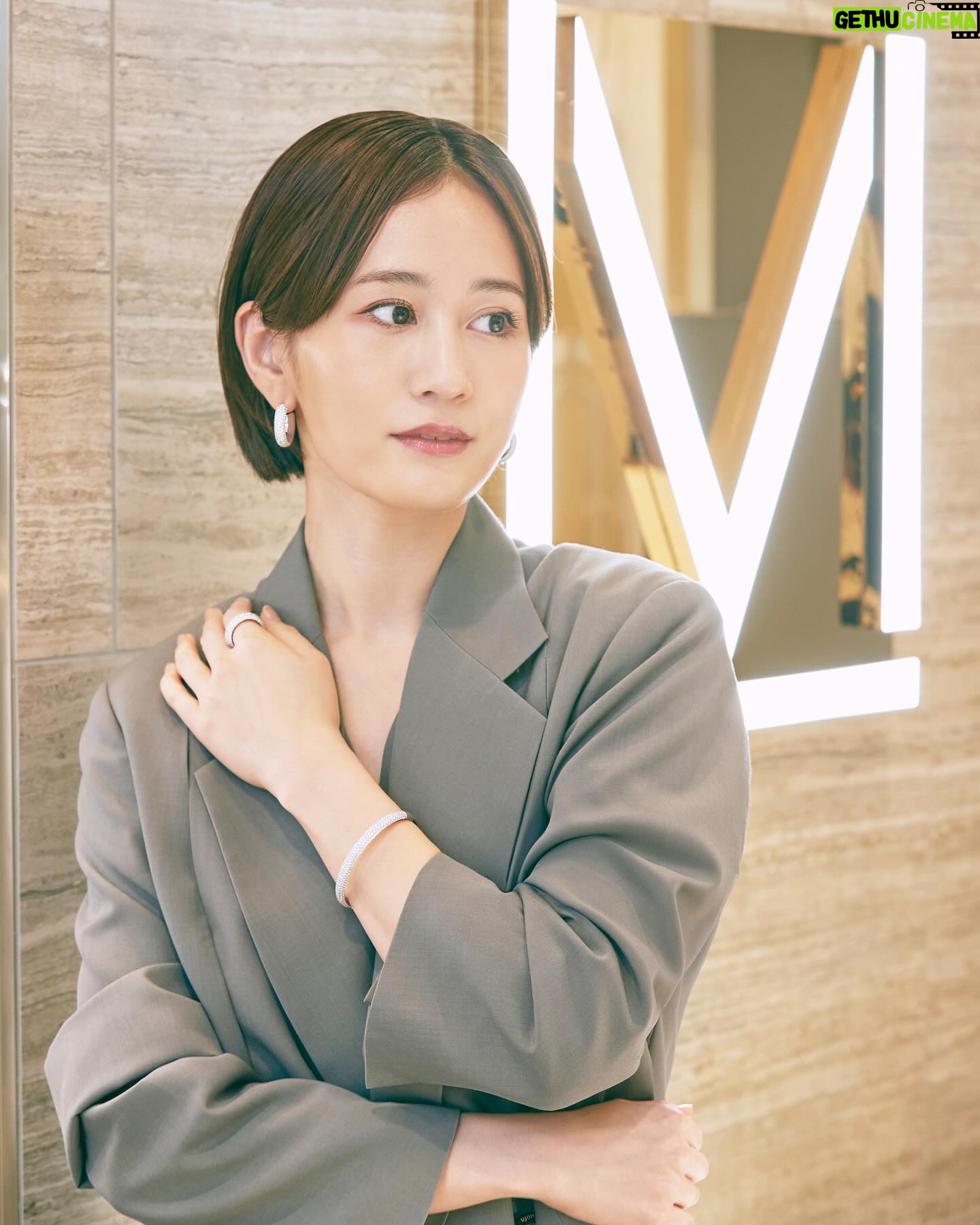 Atsuko Maeda - 3 Likes - .
阪急うめだ本店に新しくできたMESSIKAのブティックにて💎
MESSIKAのアイコニックな『MOVE』コレクション
チェーンタイプのチョーカーやブレスレッドを重ね付けしてスタイリングしてみたよ。ファッションに合わせて色々な付け方で楽しめるし本当に自分をあげてくれます🩷
またハイジュエリーコレクションからインスパイアされた『Divine Enigma』ダイヤモンドのラインが特徴的でラグジュアリーで本当に素敵!🩵
#messika
#disruptivediamonds