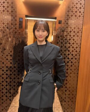 Atsuko Maeda Instagram - 東京国際映画祭2023

@adeam
@repossi
@jimmychoo

スタイリスト @yusukearimoto 
ヘアメイク @takahashi.riho 

ＷＯＷＯＷ「連続ドラマＷ　ＯＺＵ ～小津安二郎が描いた物語～」11/12放送・配信スタート 毎週日曜午後10:00

第3話「非常線の女」に出演します⭐️
原作：『非常線の女』（原作：ゼームス槇、脚色：池田忠雄、監督：小津安二郎）
脚本：高田亮
監督：松本優作
出演：前田敦子　高良健吾　片山友希　前田旺志郎　渡辺いっけい ／田中俊介　中井友望　白鳥晴都　二ノ宮隆太郎　山本一賢　近藤芳正　吹越満