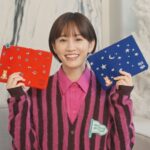 Atsuko Maeda Instagram - 2023年SK-IIクリスマスコフレ🎄 今年はMaison Kitsunéとコラボ🦊✨✨ フェイシャル トリートメント エッセンスのボトルに可愛いキツネが💗 限定ポーチ、洗顔料、クリーム、拭き取り化粧水もついてて、 まだSK-IIを使ったことがない人にはかなりおすすめセットです💗 そして今年はね！デザインが赤と青の2種類あるので 自分のお気に入りを見つけたり‥💚 プレゼントする人の事を考えながら選んだり‥🧡 長く愛用しているSK-IIのスキンケアライン 限定コフレは毎年豪華で気分が上がりますね❄️ #SKII #クリスマスコフレ #SKIIxMAISONKITSUNE