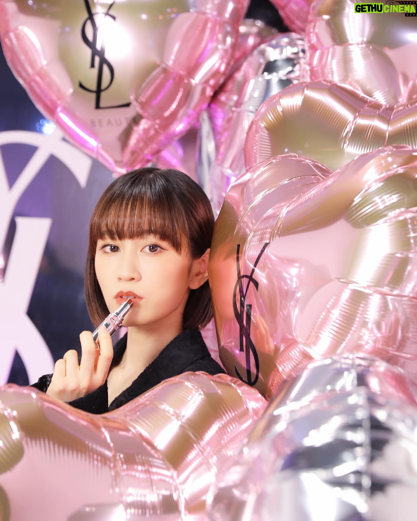 Atsuko Maeda - 3 Likes - .YSL ラブシャインリップスティック.
ローンチイベント「YSL LOVESHINE FACTORY」♡
YSL「ルージュ ヴォリュプテ シャイン」が進化した新リップ✨
フルーツオイルイン&“ツヤ再現成分”の配合量が大幅アップしてみずみずしくジューシィなツヤと発色、透け感がたまらないし💎
シルバーとペールピンクの新もパッケージもかわいい💄
毎日大活躍する新定番リップになりそう💕
私の撮影で選んだお気に入りカラーは「207」
ジャケットスタイルにブラウン系がお気に入りだよ🤎
#YSLLoveshine
#YSLラブシャイン
#yslmakeup
#PR