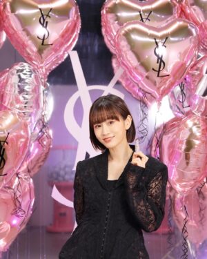 Atsuko Maeda Instagram - .YSL ラブシャインリップスティック.
ローンチイベント「YSL LOVESHINE FACTORY」♡

YSL「ルージュ ヴォリュプテ シャイン」が進化した新リップ✨
フルーツオイルイン＆“ツヤ再現成分”の配合量が大幅アップしてみずみずしくジューシィなツヤと発色、透け感がたまらないし💎
シルバーとペールピンクの新もパッケージもかわいい💄
毎日大活躍する新定番リップになりそう💕

私の撮影で選んだお気に入りカラーは「207」
ジャケットスタイルにブラウン系がお気に入りだよ🤎
 
#YSLLoveshine
#YSLラブシャイン
#yslmakeup
＃PR