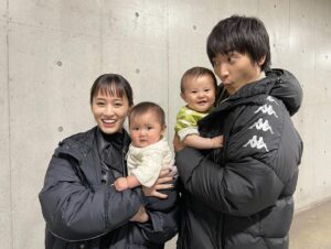 Atsuko Maeda Instagram - .
今夜スタートします！
ドラマ10「育休刑事」(いくきゅうデカ)
NHK総合・BS4Kで、夜10時〜

本日撮影を一緒に頑張ってくれた、
蓮くん役のさくちゃん＆りりちゃん
撮影は６人体制で頑張ってくれてます！
全10話を通してみんな違う役でも出演してくれてるので、
かわいい赤ちゃん達の活躍を楽しみにしててくださいね！

１話は2ヶ月前のもう一回り小さな蓮くんに会えます❤️
本当に日に日に成長していきますね❤️

私は弟(大地くん)の家族の中にいつもいて、
蓮くんと現場を愛してるおばちゃん役です。

育休中の春風の周りには
明るく愛おしいキャラクターばかりです。
毎週の楽しみな時間になっていただけますように。

どうぞよろしくお願いします✨

#NHK
#育休刑事
#ドラマ10