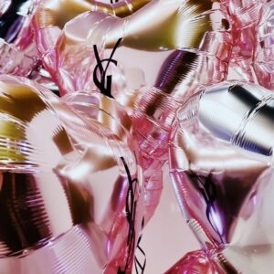 Atsuko Maeda Instagram - .YSL ラブシャインリップスティック.
ローンチイベント「YSL LOVESHINE FACTORY」♡

YSL「ルージュ ヴォリュプテ シャイン」が進化した新リップ✨
フルーツオイルイン＆“ツヤ再現成分”の配合量が大幅アップしてみずみずしくジューシィなツヤと発色、透け感がたまらないし💎
シルバーとペールピンクの新もパッケージもかわいい💄
毎日大活躍する新定番リップになりそう💕

私の撮影で選んだお気に入りカラーは「207」
ジャケットスタイルにブラウン系がお気に入りだよ🤎
 
#YSLLoveshine
#YSLラブシャイン
#yslmakeup
＃PR
