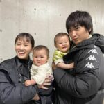 Atsuko Maeda Instagram - . 今夜スタートします！ ドラマ10「育休刑事」(いくきゅうデカ) NHK総合・BS4Kで、夜10時〜 本日撮影を一緒に頑張ってくれた、 蓮くん役のさくちゃん＆りりちゃん 撮影は６人体制で頑張ってくれてます！ 全10話を通してみんな違う役でも出演してくれてるので、 かわいい赤ちゃん達の活躍を楽しみにしててくださいね！ １話は2ヶ月前のもう一回り小さな蓮くんに会えます❤️ 本当に日に日に成長していきますね❤️ 私は弟(大地くん)の家族の中にいつもいて、 蓮くんと現場を愛してるおばちゃん役です。 育休中の春風の周りには 明るく愛おしいキャラクターばかりです。 毎週の楽しみな時間になっていただけますように。 どうぞよろしくお願いします✨ #NHK #育休刑事 #ドラマ10