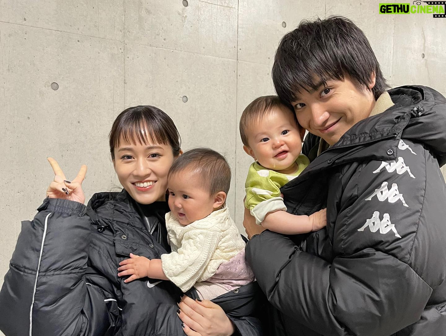 Atsuko Maeda - 42.7K Likes - .
今夜スタートします!
ドラマ10「育休刑事」(いくきゅうデカ)
NHK総合・BS4Kで、夜10時〜
本日撮影を一緒に頑張ってくれた、
蓮くん役のさくちゃん&りりちゃん
撮影は6人体制で頑張ってくれてます!
全10話を通してみんな違う役でも出演してくれてるので、
かわいい赤ちゃん達の活躍を楽しみにしててくださいね!
1話は2ヶ月前のもう一回り小さな蓮くんに会えます❤️
本当に日に日に成長していきますね❤️
私は弟(大地くん)の家族の中にいつもいて、
蓮くんと現場を愛してるおばちゃん役です。
育休中の春風の周りには
明るく愛おしいキャラクターばかりです。
毎週の楽しみな時間になっていただけますように。
どうぞよろしくお願いします✨
#NHK
#育休刑事
#ドラマ10