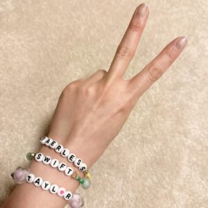 Atsuko Maeda Instagram - #TaylorSwift ちゃんウォッチパーティー
ディズニープラス公式YouTube( @DisneyPlusJP )LIVE配信になこなこカップルちゃんとピンクのドレスが可愛い神田さんと３時間ノンストップで沢山のスウィフティー のみんなが見にきてくれて盛り上げてくれました🫶🏻楽しかったねありがとう😘

まだまだ世界ツアー真っ最中なテイちゃんのパワフルでとにかく魅力が全部詰まったスペシャルコンサート見たら絶対に虜です❤️Disney  おちびがディズニー作品大好きで欠かせないのでテイちゃんコンサートが見れて幸せ💜

昨日のライブ配信は4/30まで1ヶ月間アーカイブ配信されてるからウォッチパーティーしてね🎉

#PR #ディズニープラス