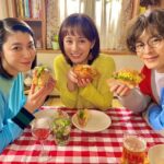 Atsuko Maeda Instagram - . 本日スタート 「かしましめし」 毎週月曜日夜11時6分からです 見逃し配信ももちろんあります！ 色々なあたたかさが詰まった作品です。 今夜は美味しい夜食を用意して見てね🥢 今日も美味しいご飯をたべながら 元気に撮影中☺︎ ポスターの順番に えいじ（あっきー） ちはる(あっちゃん) ナカムラ(りこぴん) でございます。 よろしくお願いいたします〜✨ #かしましめし #テレビ東京 #ななな