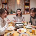 Atsuko Maeda Instagram - . 本日スタート 「かしましめし」 毎週月曜日夜11時6分からです 見逃し配信ももちろんあります！ 色々なあたたかさが詰まった作品です。 今夜は美味しい夜食を用意して見てね🥢 今日も美味しいご飯をたべながら 元気に撮影中☺︎ ポスターの順番に えいじ（あっきー） ちはる(あっちゃん) ナカムラ(りこぴん) でございます。 よろしくお願いいたします〜✨ #かしましめし #テレビ東京 #ななな