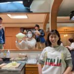 Atsuko Maeda Instagram - . 本日スタート 「かしましめし」 毎週月曜日夜11時6分からです 見逃し配信ももちろんあります！ 色々なあたたかさが詰まった作品です。 今夜は美味しい夜食を用意して見てね🥢 今日も美味しいご飯をたべながら 元気に撮影中☺︎ ポスターの順番に えいじ（あっきー） ちはる(あっちゃん) ナカムラ(りこぴん) でございます。 よろしくお願いいたします〜✨ #かしましめし #テレビ東京 #ななな