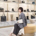 Atsuko Maeda Instagram - . #JimmyChoo DIAMONDコレクション バックに靴にアクセサリーのトータルコーディネートで 表参道店にお邪魔しました😉 DIAMONDコレクションのシンプルに華やかさが際立つデザインがもうたまらないよ💎✨ 普段使いにも抜群です！早速私服に取り入れてます🔥🔥 表参道店でPHOTO Snapもみんなで撮ってたのしんでね❤️ #PR #JimmyChoo #ジミーチュウ