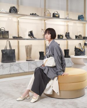 Atsuko Maeda Instagram - .
#JimmyChoo 
DIAMONDコレクション

バックに靴にアクセサリーのトータルコーディネートで
表参道店にお邪魔しました😉
DIAMONDコレクションのシンプルに華やかさが際立つデザインがもうたまらないよ💎✨
普段使いにも抜群です！早速私服に取り入れてます🔥🔥
表参道店でPHOTO Snapもみんなで撮ってたのしんでね❤️

 #PR #JimmyChoo #ジミーチュウ