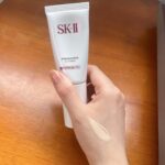 Atsuko Maeda Instagram - . 私のこの夏一番おすすめの日焼け止めは SK-II「アトモスフィア CC クリーム」 SPF50 / PA 日焼け止め効果と化粧下地効果を両立 ウメ果実エキスやナイアシンアミドなど保湿成分と、SK-IIピテラ™️*配合でスキンケア成分たっぷりで肌を労わりながら綺麗に見せることができさらっとつけれて肌なじみがとにかくいいです。 しかもヨレないカバー力これ大事ですよね。 日焼け止めは私は年中無休で使いたいので ありがとうございますだよ本当に👏🌞 オフの日はこれ一本で凄く助かってます。 要チェックです！ ピテラ™：特別な酵母の株から、独自のプロセスで発酵させ生み出した、SK-IIだけの天然由来成分（SK-II独自のガラクトミセス培養液－整肌保湿成分） @skii 「フェイシャル トリートメント エッセンス (30mL)」とセットのトライアルキットも5月20日から発売しているそうです🍋 #アトモスフィアccクリーム #ccクリーム #日焼け止め #ベースメイク #SKII #スキンケア #ノーファンデ #クリーム #化粧下地 #ツヤ肌 #美白ケア #紫外線対策