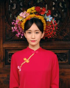 Atsuko Maeda Instagram - . 中国の泉州を訪れ、「簪花」という伝統的な風習に触れました💐💐 地元の人々は皆、「今生の簪花は、来世の美しさを約束する」と語っていました☺️素敵💓💓 #中国 #泉州 #前田敦子中国日記