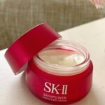 Atsuko Maeda Instagram - . 8月20日に発売するSK-IIの2年ぶりの新製品スキンパワー アドバンストクリームを一足先に毎日使わせていただいてます☀ 私はすっぴんのときの毛穴目立ちと、乾燥肌は年中気になる事で、とくにこの時期はいくら日焼け対策をしても気がついたらシミ予備軍もできたり、、肌の悩みは尽きないですが。 そんなエイジングの火種※にアプローチしてくて、肌に蓋をし守ってくれるパックのような感覚で使用したあと触って実感できるしとくに夜たっぷり塗って朝起きるたびに本当に安心できるクリームです! エイジングケアの大切さを実感できもっとケアと対策をがんばろうってポジティブな感情が増していくので使用してからあらためて毎晩のスキンケアの時間が楽しいし、救世主現れてくれました。やった👏 自分を癒し、労り、明日の自分を少しでも好きになるための一日の終わりのご褒美時間。 味わってみてくださいね！この感覚！😉 ※ハリの低下、乾燥による小じわ、キメの乱れ、毛穴の目立ちを引き起こす乾燥状態 #SKII #スキンパワーアドバンストクリーム